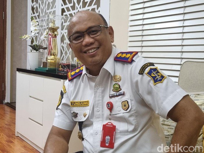 Kepala Dishub Surabaya Tundjung Iswandaru jelaskan angkutan feeder Surabaya