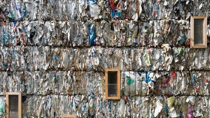 Siapa sangka bangunan ini dibuat menggunakan sampah kertas dan limbah-limbah sejenis lainnya. Seperti apa jadinya?
