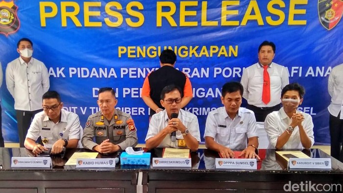Keterangan pers pengungkapan kasus pemerkosaan anak di Sumsel. (Prima Syahbana/detikSumut)