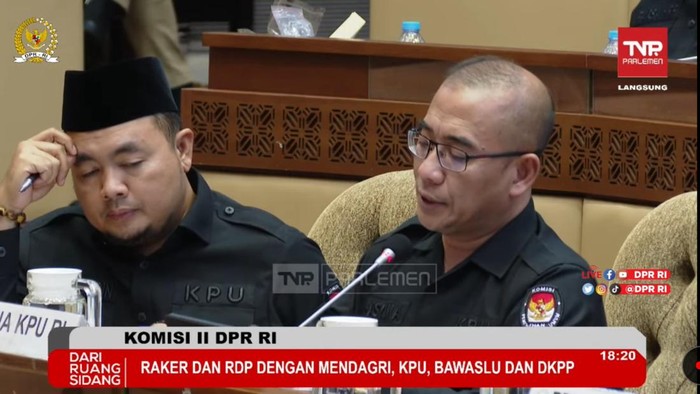 Ketua KPU Hasyim Asyari di Komisi II DPR