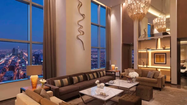 Sebelum memutuskan untuk pindah ke rumah pribadi, Cristiano Ronaldo bersama Georgina dan anak-anak mereka menginap di hotel mewah bintang 5, yaitu hotel Four Seasons di Riyadh. Sebelum memutuskan untuk pindah ke rumah pribadi, Cristiano Ronaldo bersama Georgina dan anak-anak mereka menginap di hotel mewah bintang 5, yaitu hotel Four Seasons di Riyadh.