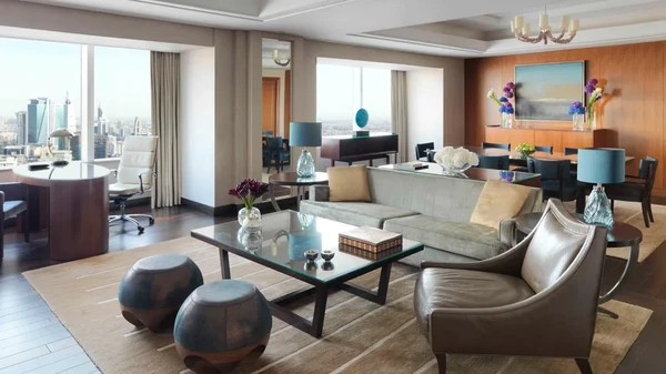 Di Four Seasons Riyadh, CR7 bersama keluarga kabarnya menginap di Kingdom Suites, kelas kamar tertinggi di hotel tersebut. Lokasinya di lantai 48 dan 50 Kingdom Tower, sebuah gedung pencakar langit dimana hotel Four Seasons berada. Di Four Seasons Riyadh, CR7 bersama keluarga kabarnya menginap di Kingdom Suites, kelas kamar tertinggi di hotel tersebut. Lokasinya di lantai 48 dan 50 Kingdom Tower, sebuah gedung pencakar langit dimana hotel Four Seasons berada.