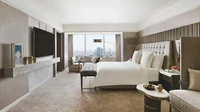 Menurut laporan Sportbible, di hotel Four Seasons Riyadh, CR7 menyewa 17 kamar di 2 lantai Suites tersebut. Semua untuk ditempati oleh anggota keluarga Ronaldo dan juga kerabatnya.