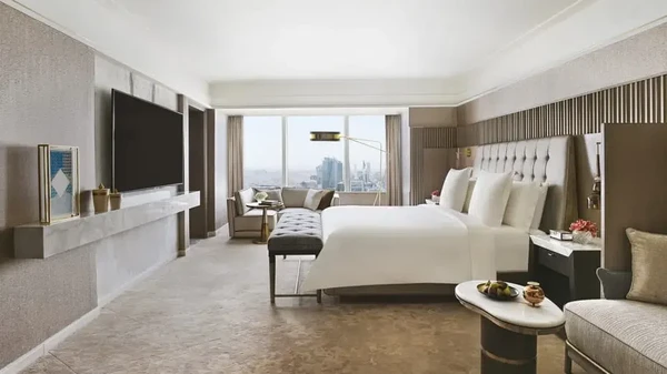 Menurut laporan Sportbible, di hotel Four Seasons Riyadh, CR7 menyewa 17 kamar di 2 lantai Suites tersebut. Semua untuk ditempati oleh anggota keluarga Ronaldo dan juga kerabatnya. Menurut laporan Sportbible, di hotel Four Seasons Riyadh, CR7 menyewa 17 kamar di 2 lantai Suites tersebut. Semua untuk ditempati oleh anggota keluarga Ronaldo dan juga kerabatnya.