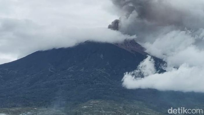 Kondisi erupsi Gunung Kerinci yang masih terjadi hingga Rabu siang, (11/1/2023).