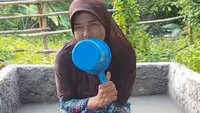 Para pembuat konten mengincar koin dari penonton yang menyaksikan live TikTok mandi lumpur yang mereka lakoni. Koin-koin tersebut nantinya bisa ditukar menjadi uang tunai di dunia nyata. Foto: (istimewa)
