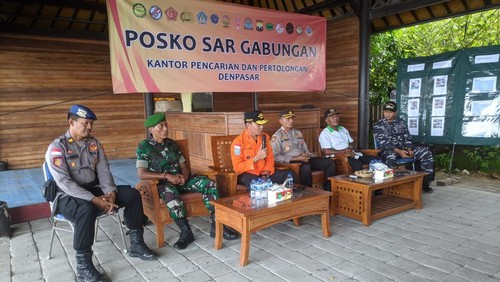 Koordinasi unsur SAR Bali membahas operasi pencarian dua wisman hilang di Diamond Beach Nusa Penida, Klungkung yang akhirnya dihentikan, Rabu (11/1/2023).