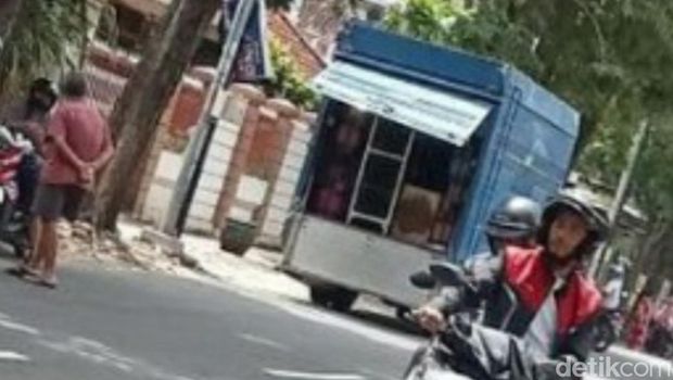 Korban kecelakaan truk boks Dinsos Bojonegoro ditangani di Jalan Wahidin