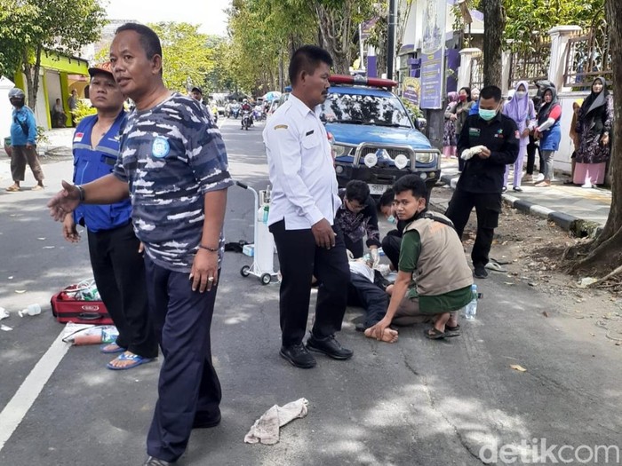 Korban kecelakaan truk boks Dinsos Bojonegoro ditangani di Jalan Wahidin