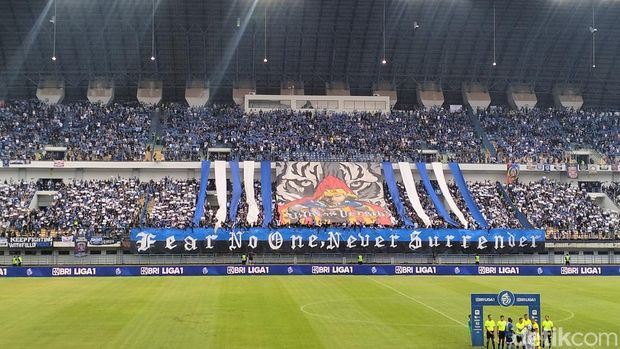 Koreografi bobotoh saat laga Persib vs Persija.