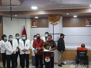 Lukas Enembe Berkursi Roda di RSPAD, Dipamerkan KPK Pakai Rompi Oranye