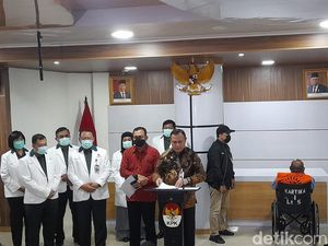 Penampakan Lukas Enembe Berkursi Roda-Berompi Oranye KPK di RSPAD