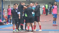 Duel panas merembet hingga ke pinggir lapangan. Asisten pelatih Persib dan Persija sempat terlibat adu mulut. (Foto: Wisma Putra/detikJabar)