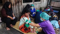 Petugas Puskesmas Pahandut memeriksa kesehatan warga terdampak abrasi Sungai Kahayan.