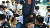 Hari pertama semester baru siswa-siswi SMP Labschool Jakarta kelas 7,8 dan 9 berpartisipasi dalam kelompok besar yang di buat berdasarkan jenis kelamin. Hal tersebut dimaksudkan agar penyampaian mengenai fungsi organ reproduksi, penyimpangan, pelecehan atau kekerasan seksual serta fenomena pergaulan bebas dengan banyaknya informasi yang beredar dapat tersampaikan dengan baik dan terbuka. Foto: (SMP Labschool Jakarta,Rawamangun)
