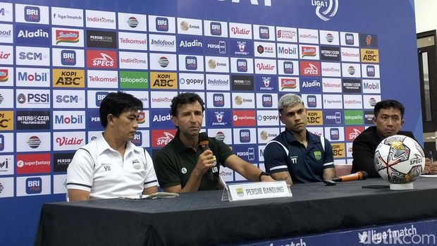 Luis Milla dalam konferensi pers usai laga kontra Persija.
