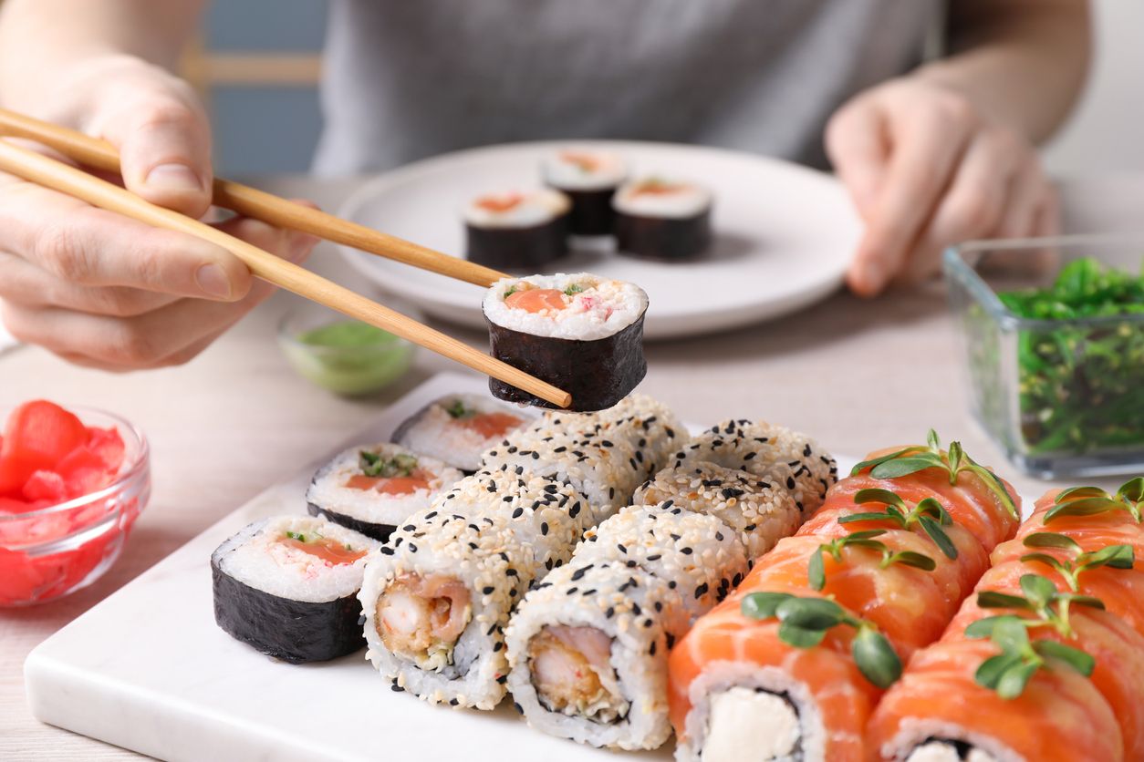 Makan Sushi Sekali Suap, Netizen Ini Diejek Kampungan oleh Calon Mertua