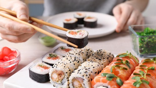 Makan Sushi Sekali Suap, Netizen Ini Diejek Kampungan oleh Calon Mertua