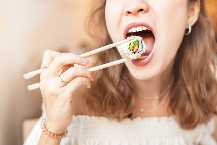 Makan Sushi Sekali Suap, Netizen Ini Diejek Kampungan oleh Calon Mertua