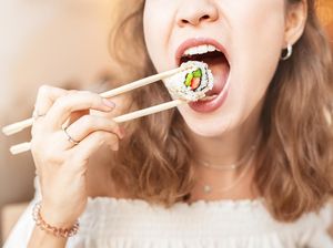 Makan Sushi Sekali Suap, Netizen Ini Diejek Kampungan oleh Calon Mertua