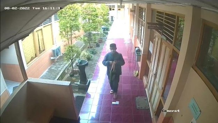 Maling motor di SMAN 1 Wates menyamar jadi murid baru. Penampakan maling motor itu tertangkap di CCTV. Foto diambil Rabu (11/1/2023).