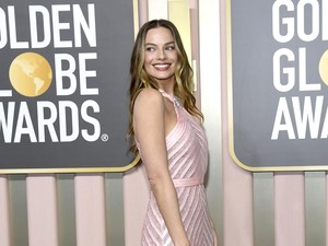Margot Robbie Tebar Aura Barbie di Karpet Merah Golden Globes 2023