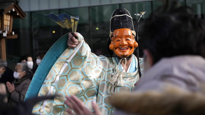 Artists wearing Japanese traditional clown masks stand for marching during the Konpira Festival at Kotohiragu shrine in Toranomon business district of Tokyo Tuesday, Jan. 10, 2023. (AP Photo/Eugene Hoshiko)