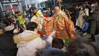 Seniman yang menggambarkan Tujuh Dewa Keberuntungan melakukan upacara ritual Festival Konpira Pertama.