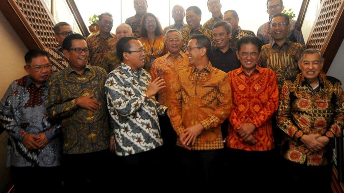 Direktur Utama Bank BTN Haru Koesmahargyo berbincang dengan Penjabat Gubernur DKI Jakarta Heru Budi Hartono didampingi Komisaris Utama Bank BTN Chandra M Hamzah dan Wadirut Bank BTN Nixon LP Naputupulu serta jajaran Direksi dan Komisaris Bank BTN disela-sela Rapat Umum Pemegang Saham Luar Biasa (RUPSLB) Bank BTN di Jakarta, Rabu (11/1). RUPSLB Bank BTN menyetujui pengunduran diri Heru Budi Hartono sebagai Komisaris Bank BTN dan mengangkat M Yusuf Permana sebagai Komisaris Bank BTN. Selain itu, RUPSLB juga mengangkat kembali Andi Nirwoto sebagai Direktur IT & Digital Bank BTN.