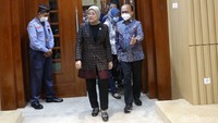 Menteri Ketenagakerjaan Ida Fauziyah memasuki ruang rapat Komisi IX DPR RI.