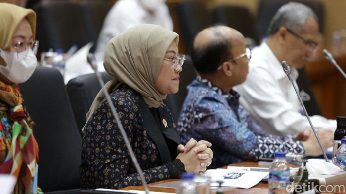 Menteri Ketenagakerjaan Ida Fauziyah dan Komisi IX DPR RI menggelar rapat kerja membahas Cipta Kerja Bidang Ketenagakerjaan. Raker tersebut digelar tertutup.