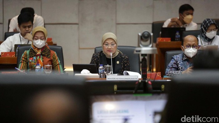 Menaker dan Komisi IX DPR Bahas Perppu Cipta Kerja Menteri Ketenagakerjaan Ida Fauziyah dan Komisi IX DPR RI menggelar rapat kerja membahas Cipta Kerja Bidang Ketenagakerjaan. Raker tersebut digelar tertutup.