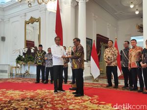 Mahfud Serahkan Laporan Tim Non-yudisial Pelanggaran HAM Berat ke Jokowi
