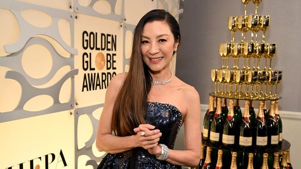 Michelle Yeoh berpose dengan penghargaan Aktris Terbaik dalam Gambar Bergerak – Musikal atau Komedi untuk 