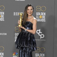 Michelle Yeoh di Golden Globe Awards 2023, meraih perhatian besar dengan gaun Armani Privé berkilau saat menerima penghargaan tersebut untuk keterlibatannya di film Everything Everywhere All at Once. Gayanya mempertegas aura kemenangan dan kelembutan couture. (Foto: Kevork Djansezian/NBC via Getty Image)