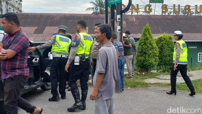 Mobil tabrak pengendara motor di Pekanbaru, Riau.