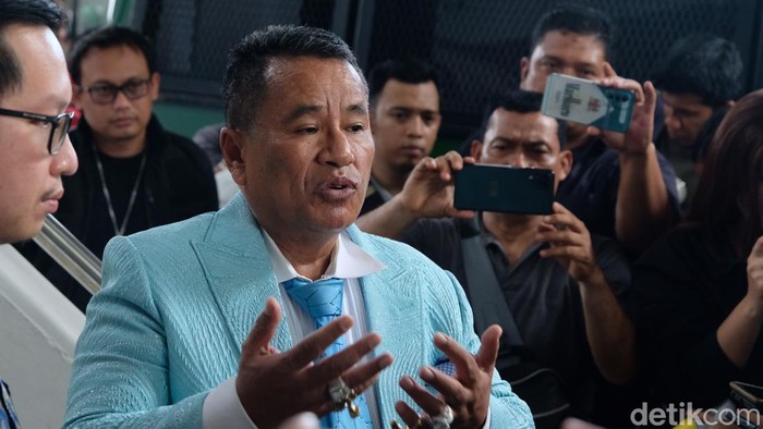 Tersangka kasus narkoba Irjen Teddy Minahasa dkk dilimpahkan ke jaksa siang ini. Pengacara Teddy, Hotman Paris ikut mendampingi kliennya.