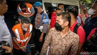 Terlihat Irjen Teddy Minahasa dkk keluar dari mobil Elf mengenakan baju tahanan berwarna oranye dengan tangan terborgol. Sesampai di Kejari Jakbar, Irjen Teddy Minahasa dkk langsung naik menuju lantai 2.