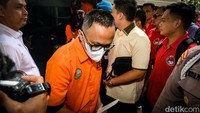 Selain Teddy Minahasa, tersangka lainnya, seperti AKBP Doddy Prawiranegara, terlihat di Kejari Jakbar. Doddy dan lima tersangka lain juga memakai baju tahanan.