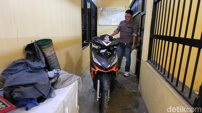 Motor misterius ditemukan teronggok di semak-semak dalam kondisi mesin dan lampu menyala