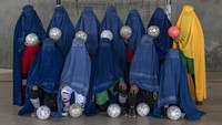Dalam masyarakat Afghanistan, gadis-gadis muda umumnya tidak memiliki hak untuk memilih. Orang tua sering memutuskan dengan siapa putri mereka harus menikah, bidang apa yang harus mereka pelajari, profesi apa yang harus mereka pilih atau apa yang harus mereka lakukan dalam hidup mereka.  