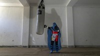 Seorang wanita Afghanistan yang berlatih Muay Thai berpose untuk difoto di Kabul, Afghanistan, Sabtu (29/10/2022).  