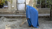 Setelah merebut kekuasaan pada bulan Agustus, Taliban menarik kembali hak-hak perempuan yang diperoleh dengan susah payah dalam dua dekade terakhir di Afghanistan. Mereka melakukannya dengan memberlakukan pembatasan ketat terhadap perempuan, termasuk larangan olahraga perempuan.  