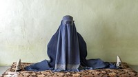 Di bawah pemerintahan Taliban pada akhir 1990-an, perempuan dipaksa untuk menutupi diri dari kepala hingga kaki. Mereka tidak diizinkan meninggalkan rumah mereka tanpa pendamping laki-laki.  