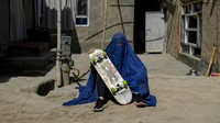 Sejumlah wanita berpose untuk seorang fotografer AP untuk dipotret dengan peralatan olahraga yang mereka sukai. Meskipun mereka tidak harus mengenakan burqa dalam kehidupan sehari-hari, mereka memilih untuk menyembunyikan identitas mereka dengan burqa karena takut kepada Taliban.  