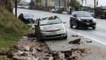 Ngeri! Gegara Badai Batu-batu Ini Jatuh Timpa Mobil