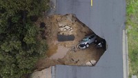 Hujan badai juga membuat jalan di Chatsworth, California, ambles. Dua buah masuk ke dalamnya.