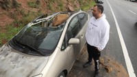 Maurice Henao melihat mobilnya yang hancur tertimpa batu besar.
