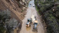 Begini kondisi Malibu Canyon Road usai badai menerjang.