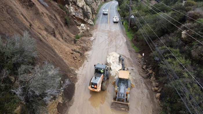 CalTrans workers chip away at a huge boulder that fell on Malibu Canyon Road in Malibu, California, U.S., January 10, 2023.  REUTERS/David Swanson